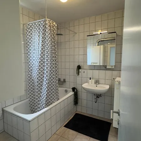 Schoene 3 Zimmerwohnung Altbau, Hochschulnah, Free Parking